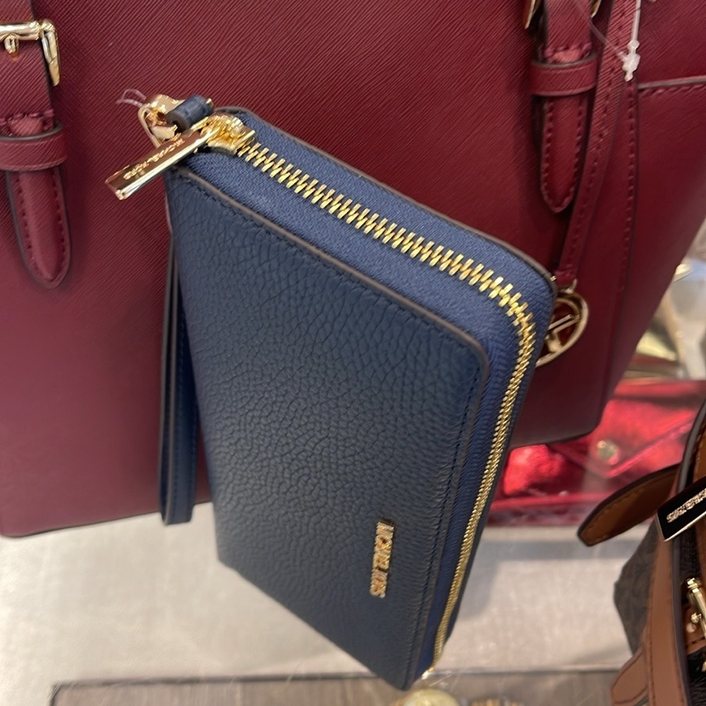 MICHAEL KORS LARGE TRAVEL CONTINENTAL WRISTLET WALLET NAVY BLUE COLOR
NWT - Picture 3 of 16